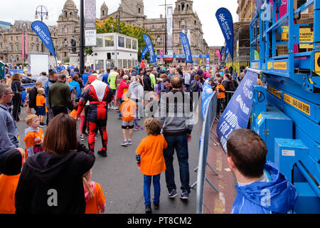 Glasgow, Schottland, Großbritannien - 29 September, 2018: Das Zentrum von Glasgow, George Square mit Kindern und Mama und Papa bereit für die jährliche f Stockfoto