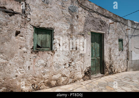 Altes Haus mit hölzernen Tür und verwitterte Fassade in ländlichen Dorf Stockfoto