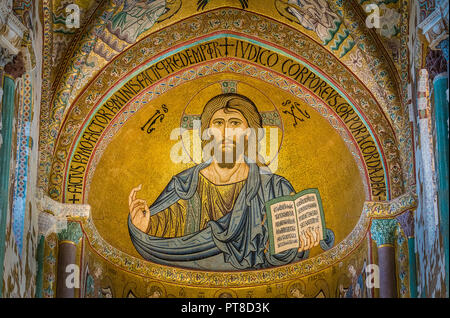 Goldene Mosaik mit Christus Pantokrator in der Apsis der Kathedrale von Cefalù. Sizilien, Süditalien. Stockfoto