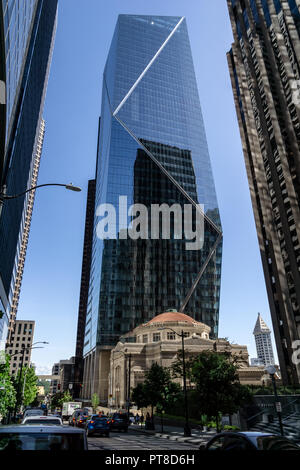 Auf der Suche bis zur Markierung oder die F5 Tower, moderne Wolkenkratzer in der Innenstadt von Seattle, auf der 5th Avenue, WA, USA. Stockfoto