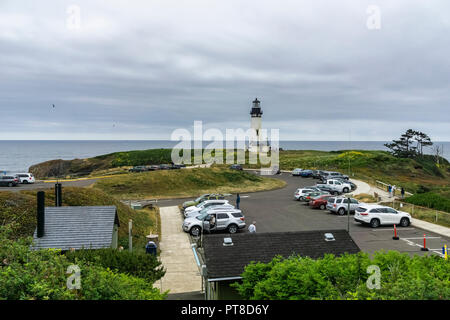 Yaquina Head Lighthouse und Parkplatz, Newport, Pazifikküste, Oregon, USA. Stockfoto