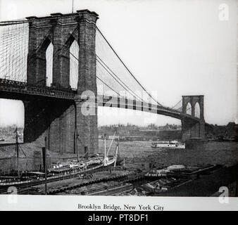 Einen späten 19. oder frühen 20. Jahrhundert schwarz-weiß Foto von der Brooklyn Bridge in New York, USA.