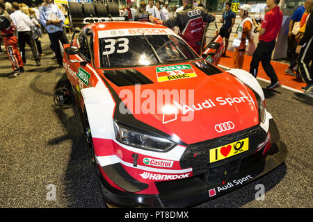 Misano Adriatico, Italien - 25. August 2018: Autos bereiten Sie das Grid am Anfang während der Rennen in der DTM in Misano Misano World Circuit zu verlassen. Stockfoto