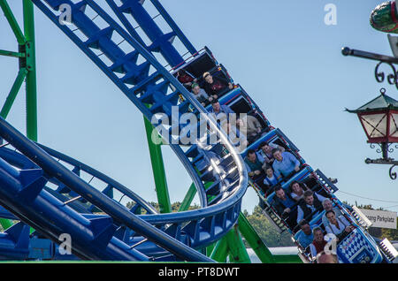 Jedes Jahr Menschen aus ganz Europa und der Welt machen sich auf den Weg zum Münchner Oktoberfest für das tolle Essen und der weltweit grösste festival Veranstaltung. Stockfoto