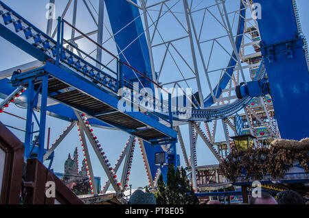 Jedes Jahr Menschen aus ganz Europa und der Welt machen sich auf den Weg zum Münchner Oktoberfest für das tolle Essen und der weltweit grösste festival Veranstaltung. Stockfoto