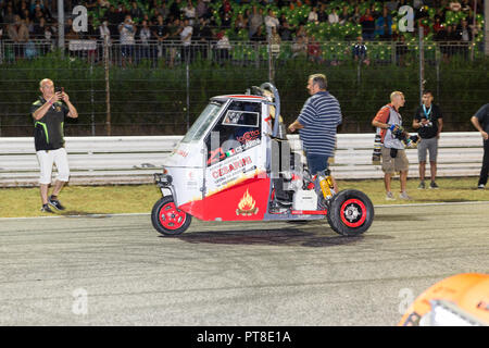 Misano Adriatico, Italien - 25. August 2018: Autos bereiten Sie das Grid am Anfang während der Rennen in der DTM in Misano Misano World Circuit zu verlassen. Stockfoto