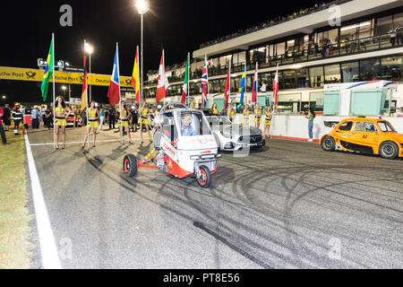 Misano Adriatico, Italien - 25. August 2018: Autos bereiten Sie das Grid am Anfang während der Rennen in der DTM in Misano Misano World Circuit zu verlassen. Stockfoto