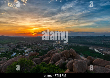 Sonnenuntergang von oben Mathunga Hügel in Hampi Indien Stockfoto