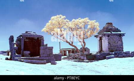 Hanuman Tempel auf dem Hemakuta Hill Tempel Komplex in Hampi in Infrarot falsche Farben Stockfoto