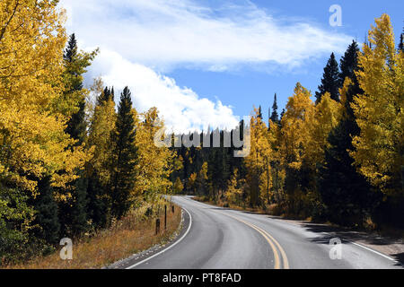 Colorado eine kurvenreiche Landstraße Stockfoto