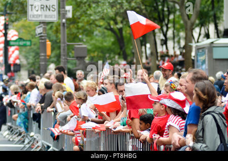 Manhattan, USA. 07 Okt, 2018. Tausende von Polnisch-amerikanische teilgenommen an der 81th jährliche Pulaski Day Parade auf der Fifth Avenue in New York City. Credit: Ryan Rahman/Pacific Press/Alamy leben Nachrichten Stockfoto