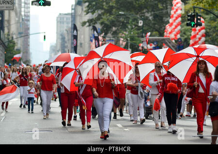 Manhattan, USA. 07 Okt, 2018. Tausende von Polnisch-amerikanische teilgenommen an der 81th jährliche Pulaski Day Parade auf der Fifth Avenue in New York City. Credit: Ryan Rahman/Pacific Press/Alamy leben Nachrichten Stockfoto