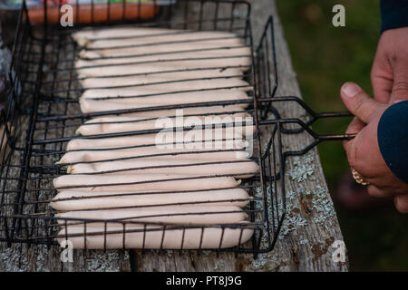 Würstchen sind für das Kochen auf dem Grill zubereitet werden. Stockfoto