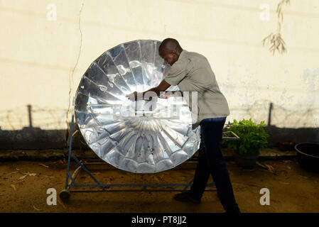 Tschad N'Djamena, Kochen mit dem Solarkocher/TSCHAD, N'Djamena, Menschen mit Solarkochre Stockfoto