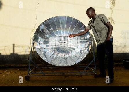 Tschad N'Djamena, Kochen mit dem Solarkocher/TSCHAD, N'Djamena, Menschen mit Solarkochre Stockfoto