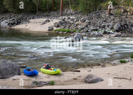 Aufblasbare Kajaks am Ufer des Flusses Selway, Idaho. Stockfoto