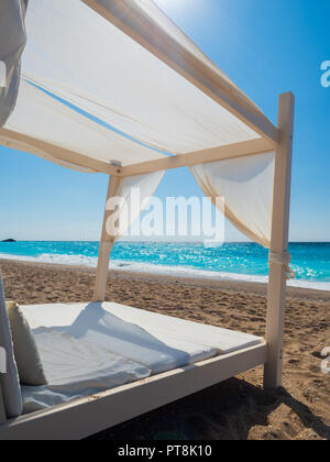 Baldachin weiss am Strand in Griechenland Stockfoto