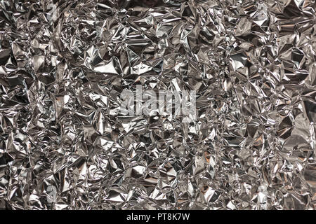 Full Frame nehmen Sie ein Blatt zerknüllt silberne Aluminiumfolie Hintergrund Stockfoto