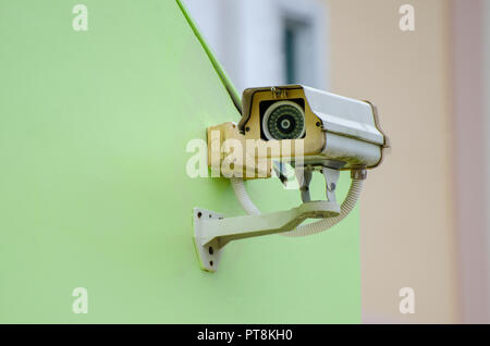 Silber CCTV-Kamera auf der grünen Wand Closed Circuit Television Kamera auf grünem Hintergrund Stockfoto