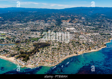 Die Luftaufnahme der Stadt Santa Cruz in Kalifornien an einem sonnigen Tag. Stockfoto