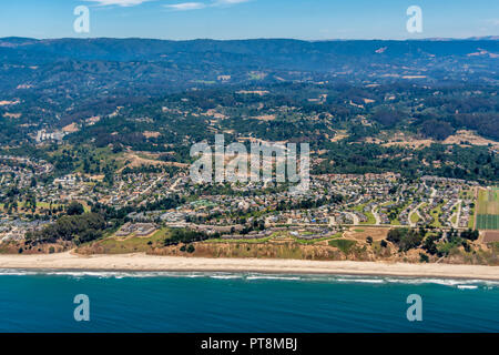 Die Luftaufnahme von der kalifornischen Küste mit der Stadt Aptos, in der Nähe der Stadt Santa Cruz. Stockfoto