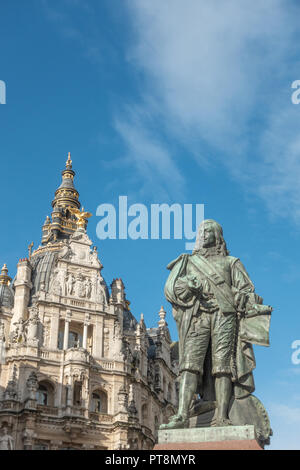 Antwerpen, Belgien - 24 September 2018: grünlich Bronzestatue des flämischen Malers Teniers auf Teniersplaats mit SW-Ecke des Kipdorpvest Fassade und Blu Stockfoto