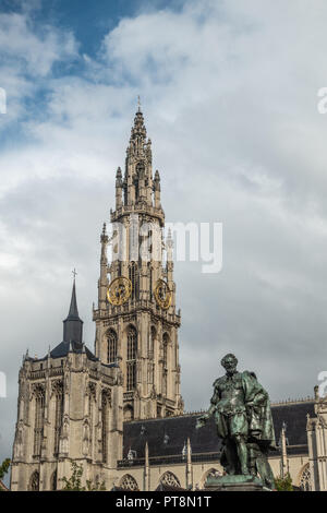 Antwerpen, Belgien - 24 September 2018: Peter Paul Rubens Bronzestatue mit Türmen der Onze-Lieve-Vrouwe Kathedrale Unserer Lieben Frau in den Rücken unter weißen Clou Stockfoto