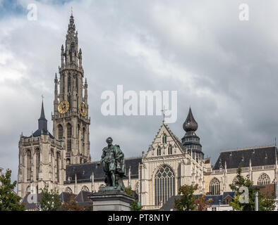 Antwerpen, Belgien - 24 September 2018: Peter Paul Rubens Bronzestatue mit Türmen, Kirchenschiff und Chor der Onze-Lieve-Vrouwe Kathedrale Unserer Lieben Frau in Bac Stockfoto