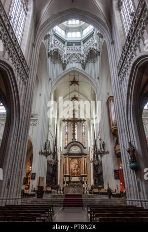 Antwerpen, Belgien - 24 September 2018: Lange Schuß auf die Himmelfahrt der Jungfrau Maria Gemälde von Rubens über dem Hauptaltar in der Onze-Lieve-Vrouw Cathedra Stockfoto