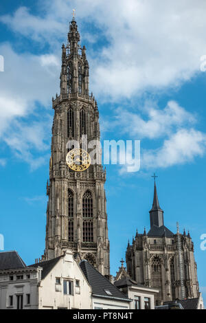 Antwerpen, Belgien - 24 September 2018: Nahaufnahme der Türme der Onze-Lieve-Vrouwe Kathedrale Unserer Lieben Frau in den Rücken unter blauen bewölkten Himmel. Teile der weißen faca Stockfoto