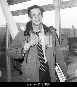 Amerikanischer Schauspieler Anthony Perkins am Flughafen Heathrow in 1984 ankommen. Stockfoto