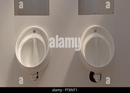 Armitage Shanks Urinale in einer Herrentoilette, Badezimmer, Waschraum, Stockfoto