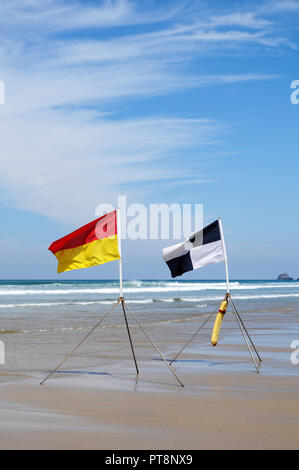 Meer Sicherheit Warnung Flaggen am Strand von Perranporth, Cornwall, England, Großbritannien. Stockfoto