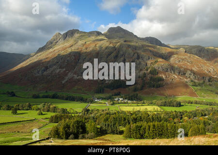 Die Langdale Pikes fotografiert von unten Seite Hecht im Lake District Stockfoto