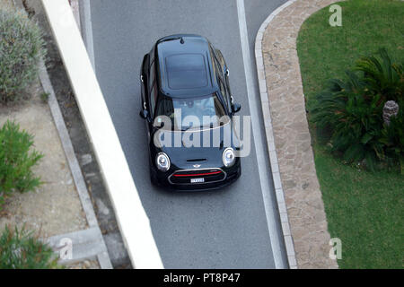 Monte Carlo, Monaco - 5. Oktober 2018: Luftaufnahme von einem wunderschönen schwarzen MINI John Cooper Works (Ansicht von oben) fahren Sie auf dem Boulevard Du Larvotto im Mona Stockfoto