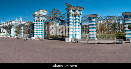 Fragment des Gebäudekomplexes der Catherine Park mit Stadttoren und Spalten der Bäume in Kübeln mit Bänken in Zarskoje Selo in St. Peters Stockfoto