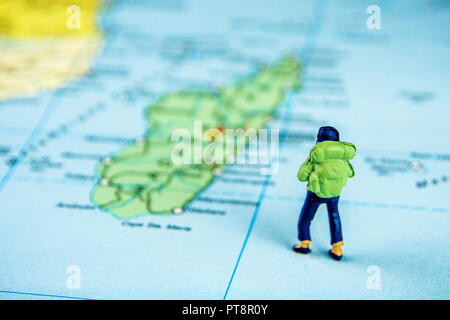 Nahaufnahme der Miniatur Figur der jungen Reisenden stehen auf große Karte Madagaskar Stockfoto