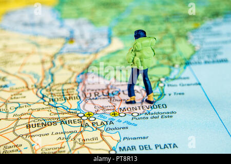 Nahaufnahme der Miniatur Figur der jungen Reisenden stehen auf große Karte Uruguay Stockfoto