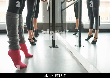 Nicht erkennbare Balletttänzer in der Bar Stockfoto