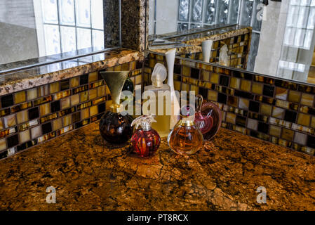 Elegante Parfumflaschen auf einem Granit Zähler nach oben. Stockfoto