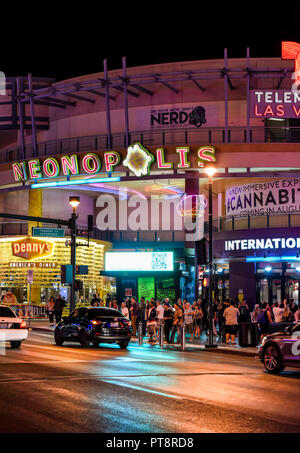 Die neonopolis vorderen Eingang bei Nacht auf der Fremont Street, Las Vegas, Nevada Stockfoto