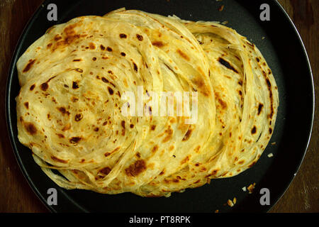 Kerala paratha/porotta/Roti/parotta/barotta/Naan layered Fladenbrot aus maida Mehl Essen mit würzigen roten Asiatische Chicken Curry oder Braten Stockfoto
