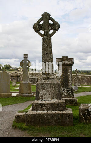 Cashel, County Tipperary, Irland - 14. September 2018: Rock Of Cashel (carraig Phádraig). Keltisches Kreuz Grabsteine aus Gründen. Stockfoto