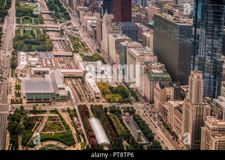 Blick towrds Chicago und dem Millennium Park von der Aon Center Stockfoto