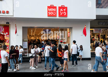 Vom 4. Oktober 2018, Wuhan China: Von außen Miniso Flagship Store mit Menschen in Wuhan China Stockfoto