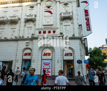 Vom 4. Oktober 2018, Wuhan China: Von außen Anta Sports Flagship Store mit Menschen in Wuhan China Stockfoto