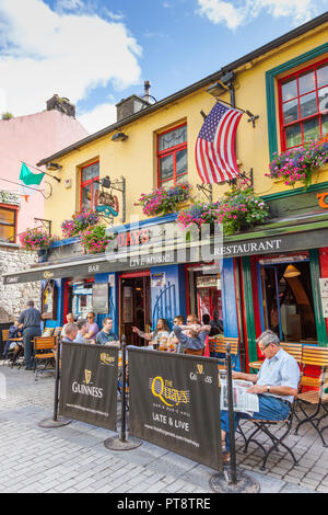 GALWAY, Irland - 18 August, 2012: Männer entspannen an einem Sommertag an der Quays Bar in der Shop Street in Galway, Irland. Stockfoto