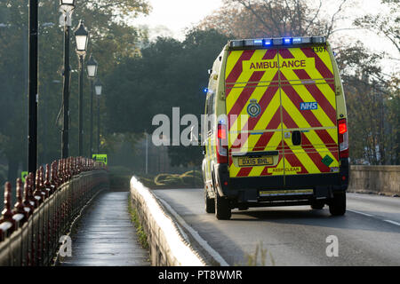 Ansicht der Rückseite eine Ambulanz mit Blau blinkende Lichter, Stratford-upon-Avon, Großbritannien Stockfoto