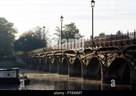 Eine vorgeschaltete Blick auf Clopton Bridge, früh morgens diesig, Stratford-upon-Avon, Großbritannien Stockfoto