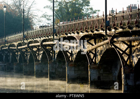 Eine vorgeschaltete Blick auf Clopton Bridge, früh morgens diesig, Stratford-upon-Avon, Großbritannien Stockfoto